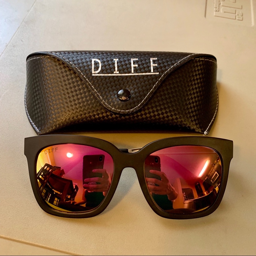 Diff Eyewear Bella Black/Pink Polarized Lens